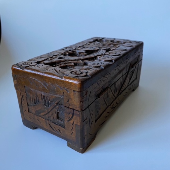 Vintage Wooden Trinket Box: Decorated with In-Relief Oriental Scenery Carvings - Picture 4 of 10